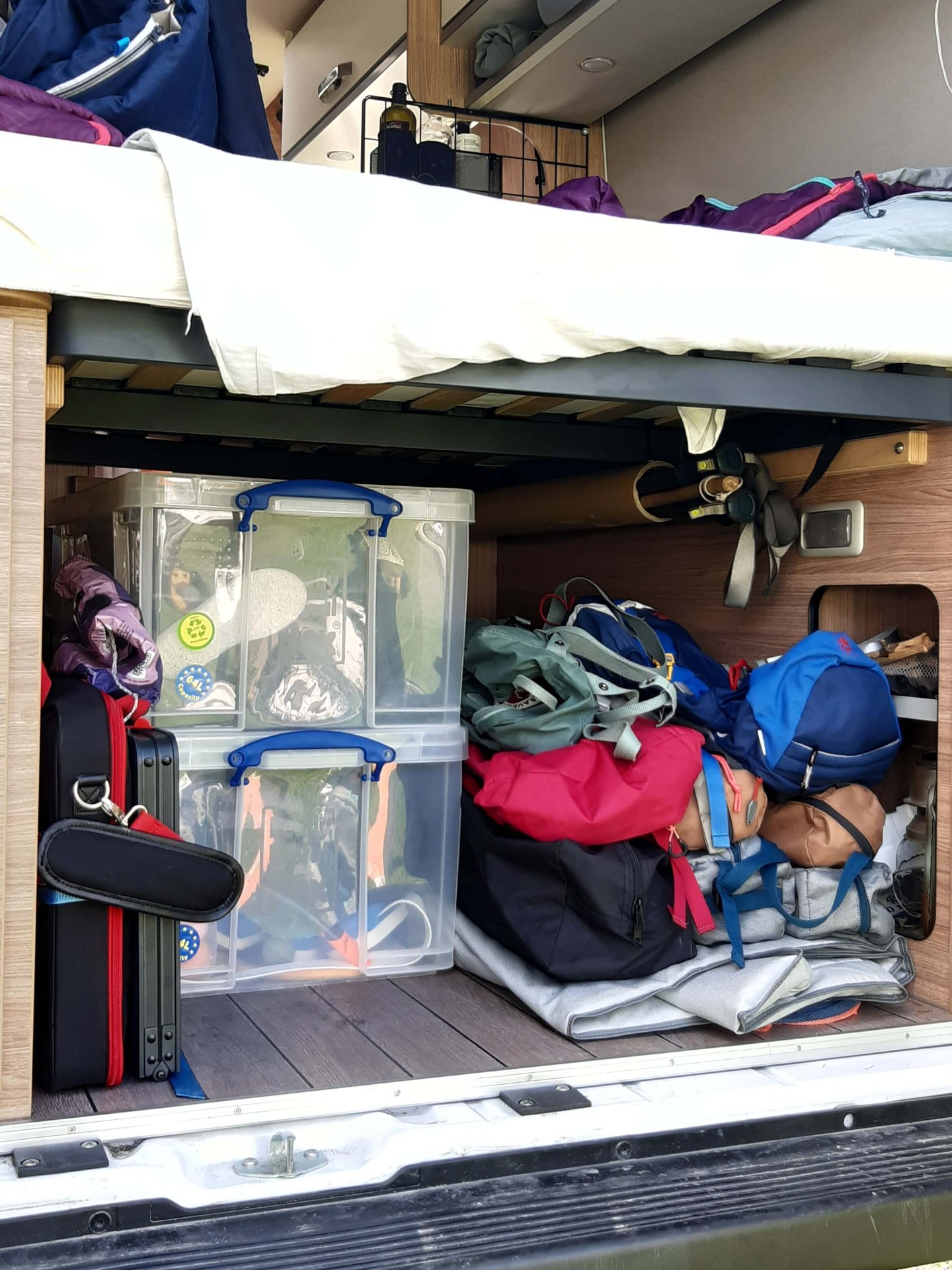 In de opbergruimte bewaren we onze tafel en stoelen, wandelmateriaal en schoenen, racketjes, barbecue en zonnescherm voor de camper. Misschien komen hier ooit nog handige lades in.