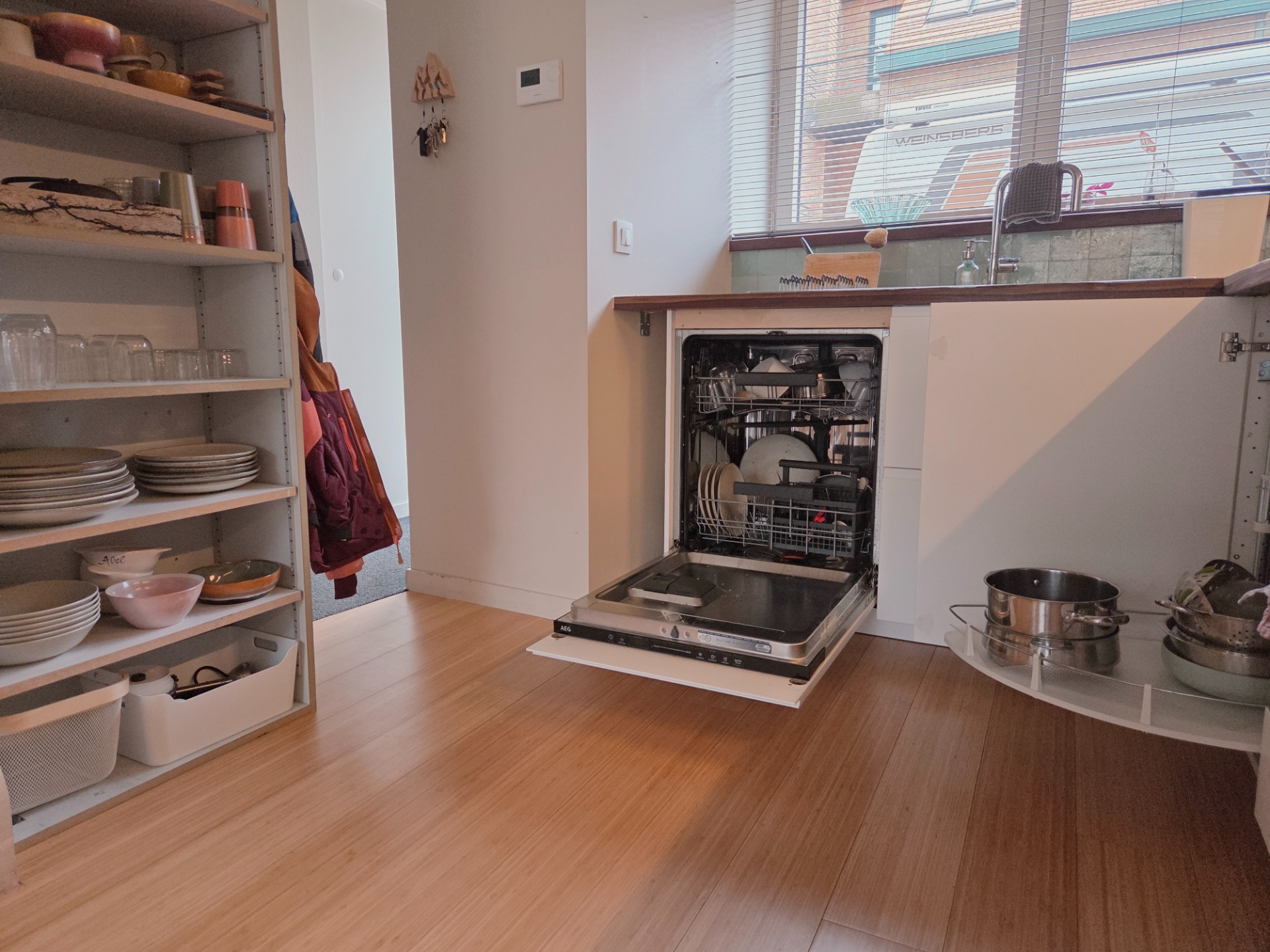 De vaatwasmachine uitladen gaat snel want alles staat in de buurt.