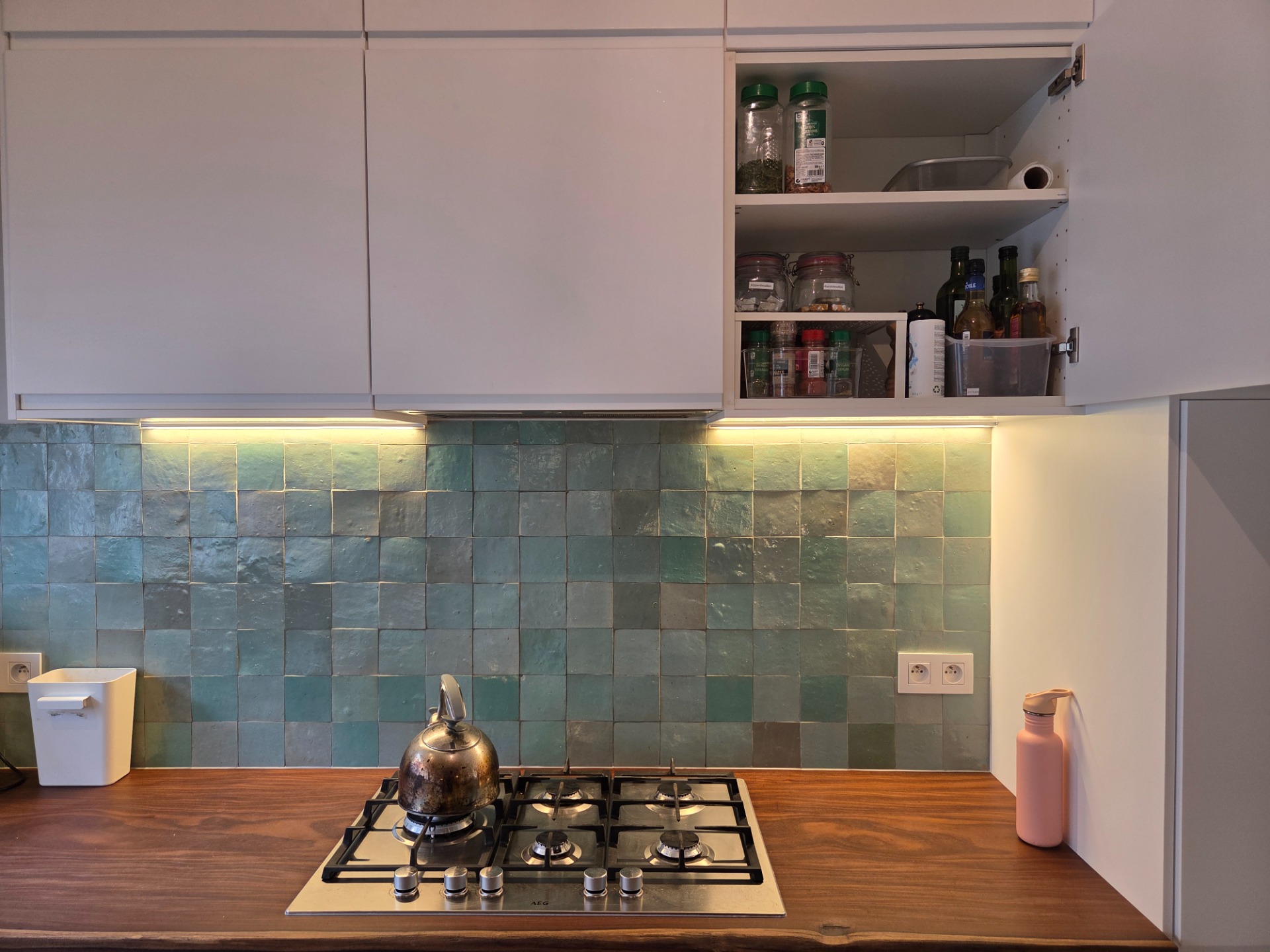 Kruiden en specerijen staan in de kast (niet op het werkblad), maar wel in de buurt van het fornuis